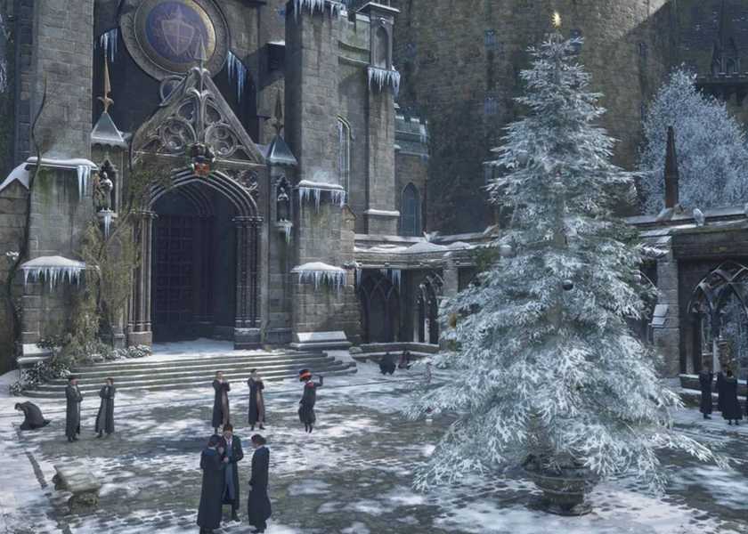 A christmas tree in the Hogwarts courtyard in Hogwarts Legacy.